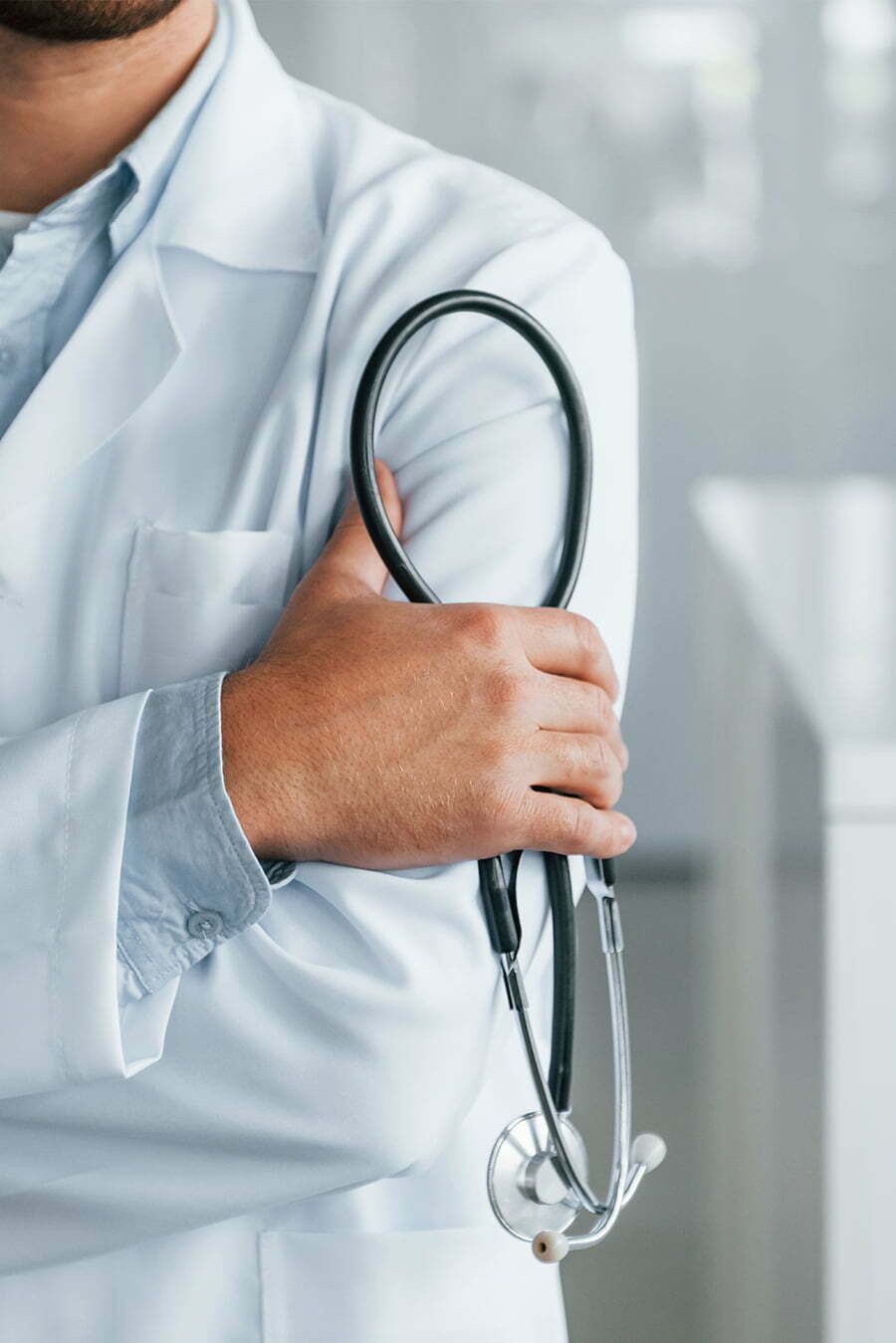 Doctor con bata blanca sosteniendo un estetoscopio
